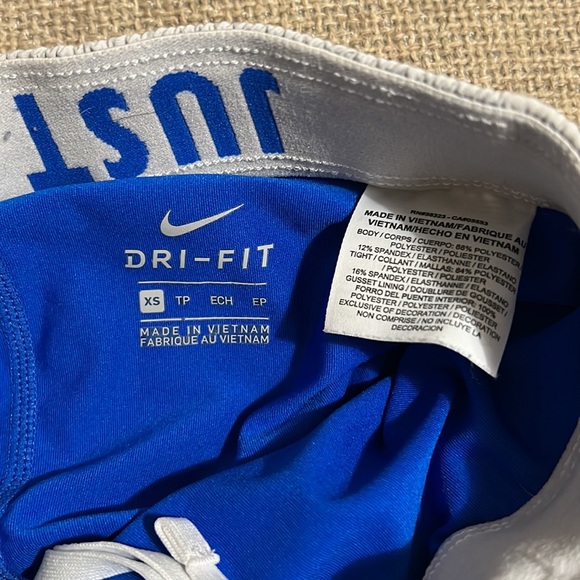 WMS Nike Running Shorts - Picture 3 of 4